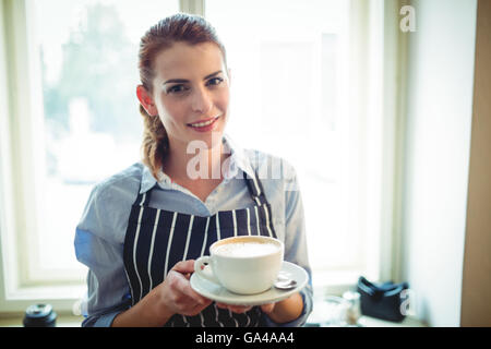 Portrait of waitress offrant café au café Banque D'Images