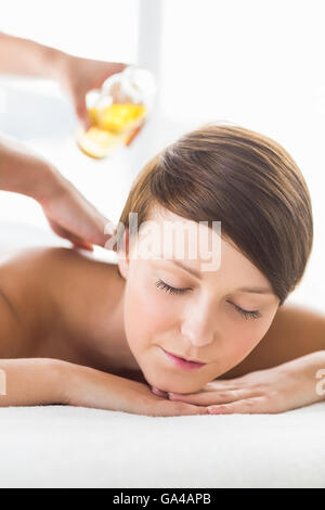 Woman receiving massage huile Banque D'Images