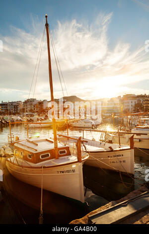 Coucher de soleil sur les bateaux dans le port, Puerto Pollensa, Mallorca Pollenca ( ) ( ) Majorque, Îles Baléares, l'Europe Banque D'Images