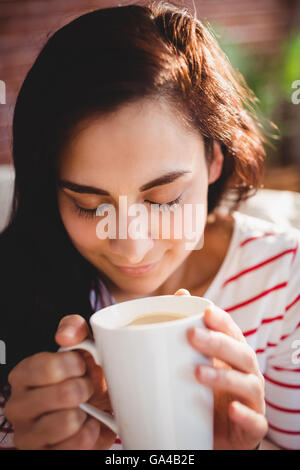 Beautiful woman holding Coffee cup Banque D'Images