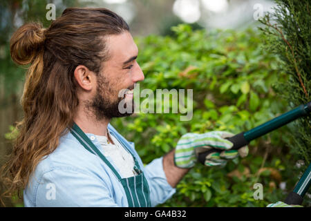 L'aide jardinier heureux au jardin communicty clippers de couverture Banque D'Images