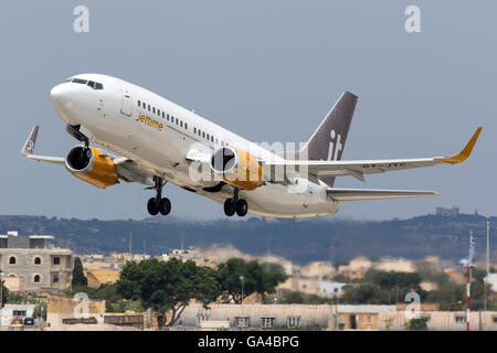 Temps Jet Boeing 737-3L9 [OY-JTC] piste de départ 13 à Billund. Banque D'Images