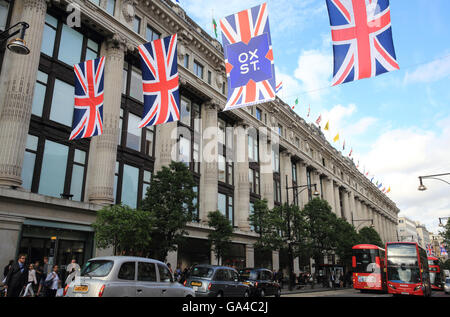 Union Jack flags Oxford street par grand magasin Selfridges, dans le centre de Londres, Angleterre, RU Banque D'Images