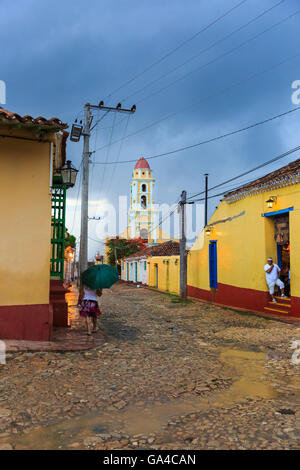 Scène de rue après de fortes pluies diluviennes dans l'historique ville coloniale de Trinidad, Cuba Banque D'Images