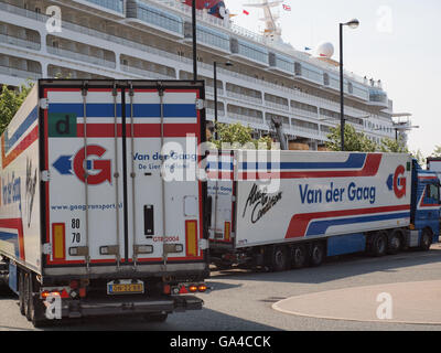 Les 83969 tonnes de ligne de croisière de Disney, "Disney Magic' bateau de croisière été ré-alimenté par le fret routier sur la rivière Tyne. Banque D'Images