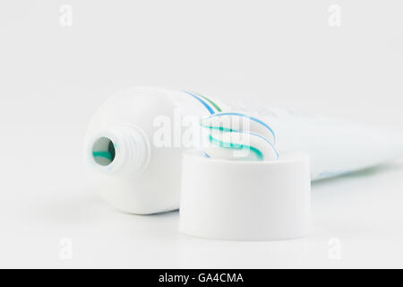 Tube de dentifrice avec une petite quantité de dentifrice sur la pac Banque D'Images