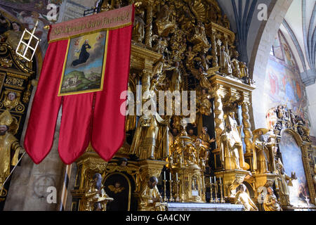 La Cathédrale de Gurk : autel avec une bannière de l'église avec le saint Hemma de Gurk, Gurk, Autriche, Carinthie, Styrie, Banque D'Images