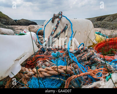 Les déchets en plastique, filets de pêche et autres déchets sur une plage du Pays de Galles Banque D'Images