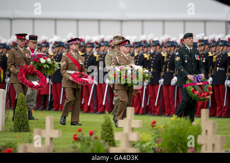 Français, Britanniques, Australiens, Néo-zélandais et les soldats canadiens portent des couronnes au cours de la cérémonie marquant le 100e anniversaire du début de la bataille de la Somme le Theipval dans le nord de la France. Banque D'Images