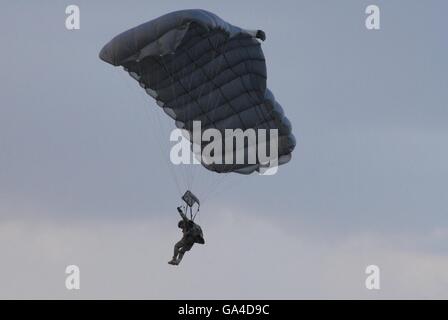 Au parachutiste Konya AFB au cours de la zone de lancement ISIK 2016 Exercice de recherche et sauvetage de combat Banque D'Images