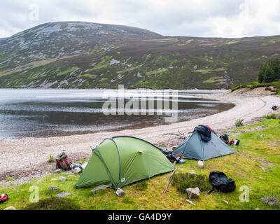 Deux tentes sur une rive du Loch dans les montagnes de Cairngorm en Ecosse Banque D'Images
