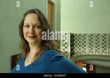 L'auteur américaine Emily Winslow à Cambridge, en Angleterre. Elle est l'auteur de la page mémoire 'Janvier' Jane Doe et a également écrit 3 crime fiction romans ; tout le monde, le début de tout et La Maison Rouge, qui sont d'une série, mais peut se lire comme des romans. Banque D'Images