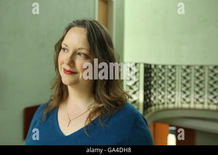 L'auteur américaine Emily Winslow à Cambridge, en Angleterre. Elle est l'auteur de la page mémoire 'Janvier' Jane Doe et a également écrit 3 crime fiction romans ; tout le monde, le début de tout et La Maison Rouge, qui sont d'une série, mais peut se lire comme des romans. Banque D'Images