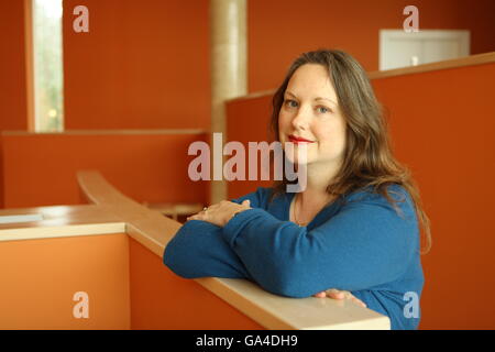 L'auteur américaine Emily Winslow à Cambridge, en Angleterre. Elle est l'auteur de la page mémoire 'Janvier' Jane Doe et a également écrit 3 crime fiction romans ; tout le monde, le début de tout et La Maison Rouge, qui sont d'une série, mais peut se lire comme des romans. Banque D'Images