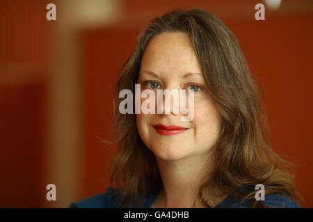 L'auteur américaine Emily Winslow à Cambridge, en Angleterre. Elle est l'auteur de la page mémoire 'Janvier' Jane Doe et a également écrit 3 crime fiction romans ; tout le monde, le début de tout et La Maison Rouge, qui sont d'une série, mais peut se lire comme des romans. Banque D'Images