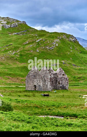 Château Ardvreck date du 16ème siècle et se dresse sur un promontoire rocheux qui s'avance dans le Loch Assynt, Ecosse Banque D'Images