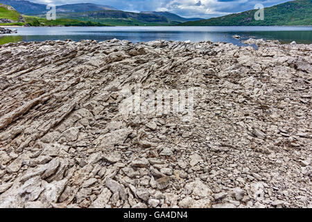 Château Ardvreck date du 16ème siècle et se dresse sur un promontoire rocheux qui s'avance dans le Loch Assynt, Ecosse Banque D'Images