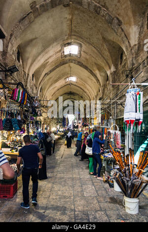 Souk palestinien bazaar stands boutiques rue du marché dans la vieille ville de Jérusalem israël Banque D'Images