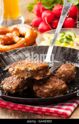 Boulettes de bavarois dans une casserole Banque D'Images