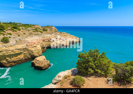 La baie de la mer d'Azur avec l'eau de mer sur les côtes du Portugal près de Carvoeiro, Algarve Banque D'Images