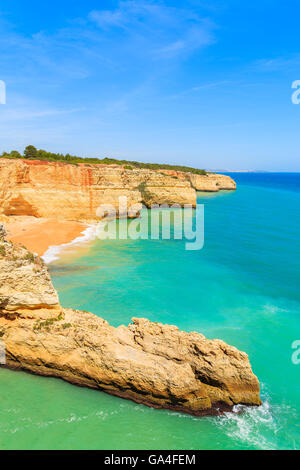 L'eau de l'océan turquoise et falaise rochers sur les côtes du Portugal en Algarve Banque D'Images