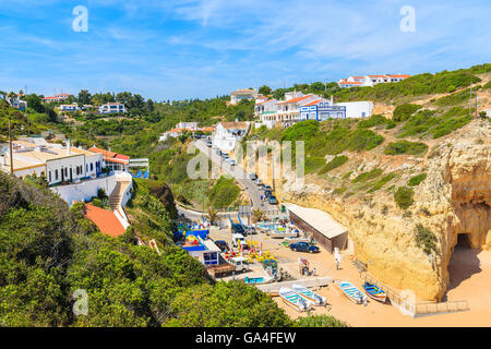 Plage de Benagil, PORTUGAL - Mai 11, 2015 : avis de Benagil village de pêcheurs sur la côte du Portugal. Banque D'Images