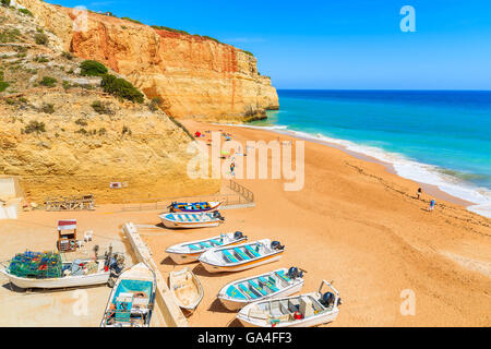 Plage de Benagil, PORTUGAL - 11 MAI 2015 : bateaux de pêche sur la plage de Benagil, célèbre village côtier au sud de région de l'Algarve. Banque D'Images