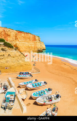 Plage de Benagil, PORTUGAL - 11 MAI 2015 : bateaux de pêche sur la plage de Benagil, célèbre village côtier au sud de région de l'Algarve. Banque D'Images