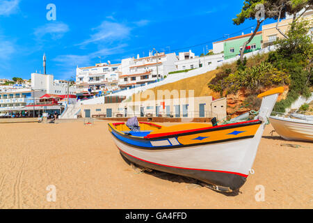 Bateau de pêche sur la plage de Carvoeiro, Portugal ville Banque D'Images