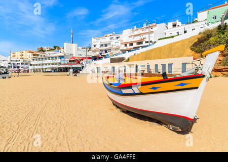 Bateau de pêche colorés typiques sur la plage dans le village côtier de Carvoeiro, Portugal Banque D'Images