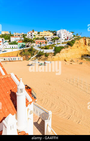 Une vue de la plage de sable de Carvoeiro et de maisons typiques sur hill, Portugal Banque D'Images