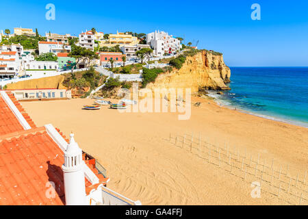 Vue sur la plage de Carvoeiro aux maisons colorées sur les côtes du Portugal Banque D'Images