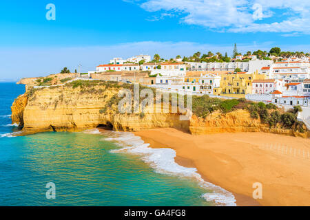 Une vue sur la plage avec ses maisons colorées dans le village de pêcheurs de Carvoeiro, Portugal Banque D'Images