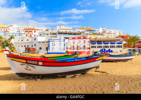 La plage de Carvoeiro, PORTUGAL - 12 MAI 2015 : les bateaux de pêche typiques colorés sur la plage dans la ville de Carvoeiro, Portugal. Banque D'Images