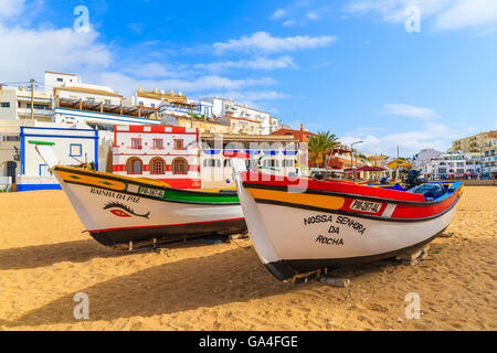 La plage de Carvoeiro, PORTUGAL - 12 MAI 2015 : les bateaux de pêche typiques colorés sur la plage dans la ville de Carvoeiro, Portugal. Banque D'Images