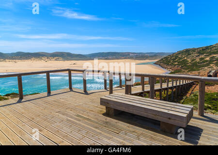 Plate-forme en bois et vue sur la plage de sable de Praia do Bordeira, région de l'Algarve, Portugal Banque D'Images