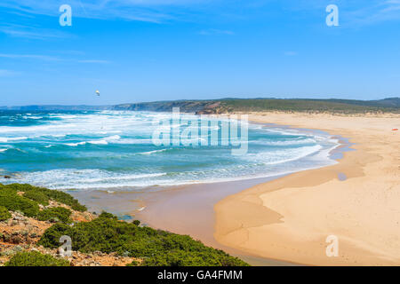 Une vue magnifique de la plage de Bordeira, célèbre lieu du surf en Algarve, Portugal Banque D'Images