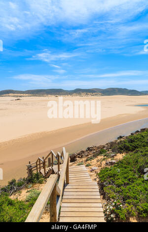 Passerelle en bois de sable Praia do plage Bordeira, région de l'Algarve, Portugal Banque D'Images