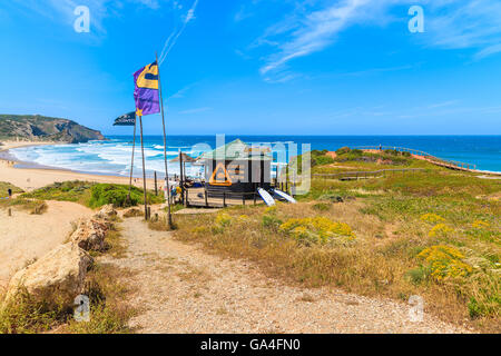 Plage AMADO, PORTUGAL - 15 MAI 2015 : surf école buvette sur la plage Praia do Amado au printemps, région de l'Algarve, au Portugal. Cette région est célèbre en tout lieu du surf au Portugal. Banque D'Images