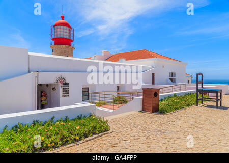 Le phare de Cabo Sao Vicente, PORTUGAL - 15 MAI 2015 : immeubles de Cabo Sao Vicente lighthouse sur côte du Portugal près de Lagos. C'est du sud-ouest de l'Europe. Banque D'Images