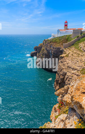 Bleu de la mer et sur le phare de haut de falaise à Cabo Sao Vicente, région de l'Algarve, Portugal Banque D'Images