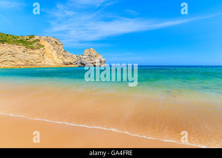 Mer vague sur la plage de sable doré de Barranco sur côte ouest du Portugal Banque D'Images