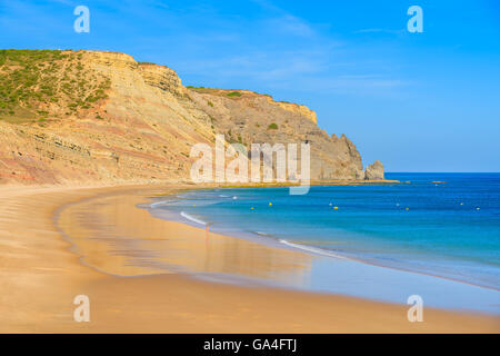 Magnifique baie et de la plage avec la mer d'Azur dans la ville de Luz, Algarve, Portugal Banque D'Images