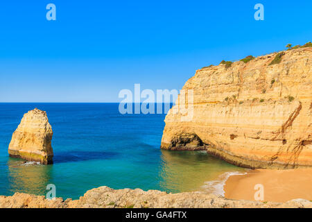 Vue sur plage de sable fin et falaises de roche près de la ville de Carvoeiro, Algarve, Portugal Banque D'Images