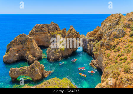 Bateaux de pêche sur la mer turquoise de l'eau à Ponta da Piedade, région de l'Algarve, Portugal Banque D'Images