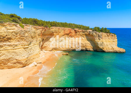 Plage isolée et falaises sur la côte du Portugal près de la ville de Carvoeiro Banque D'Images