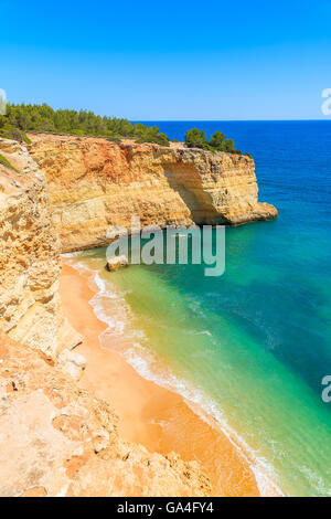 Plage isolée et falaises sur la côte du Portugal près de la ville de Carvoeiro Banque D'Images