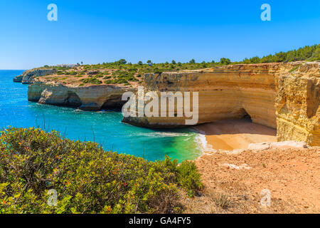 Plage de sable avec rochers falaise à petite anse près de Carvoeiro, Algarve, Portugal Banque D'Images