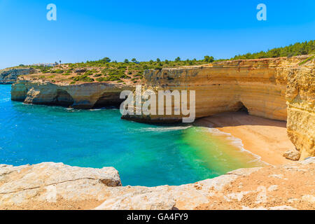 Plage de sable avec rochers falaise à petite anse près de Carvoeiro, Algarve, Portugal Banque D'Images