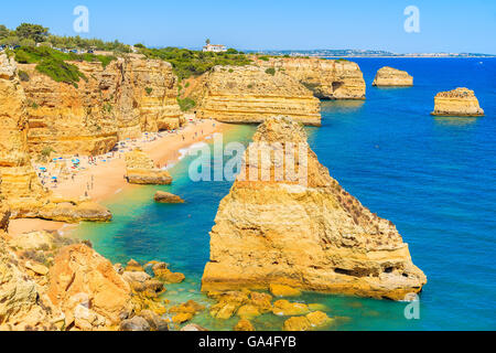 Une vue de la plage de Marinha et falaises sur la côte du Portugal près de la ville de Carvoeiro Banque D'Images